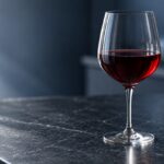 Copa de vino sobre una encimera oscura